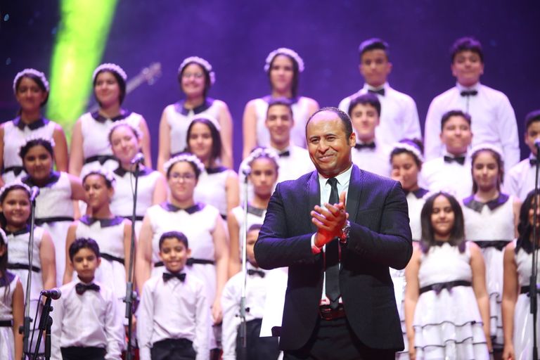 الفنانة صفاء أبوالسعود تبادل الجمهور التحيّة