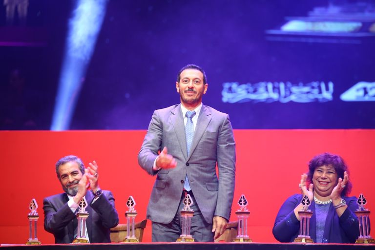 الفنانة صفاء أبوالسعود تبادل الجمهور التحيّة