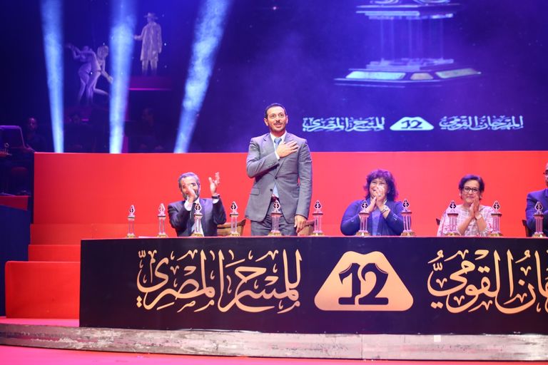 الفنانة صفاء أبوالسعود تبادل الجمهور التحيّة