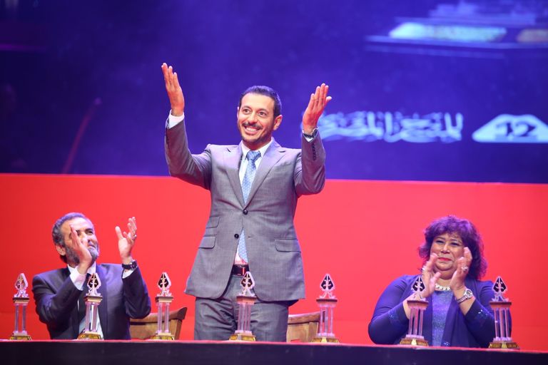 الفنانة صفاء أبوالسعود تبادل الجمهور التحيّة