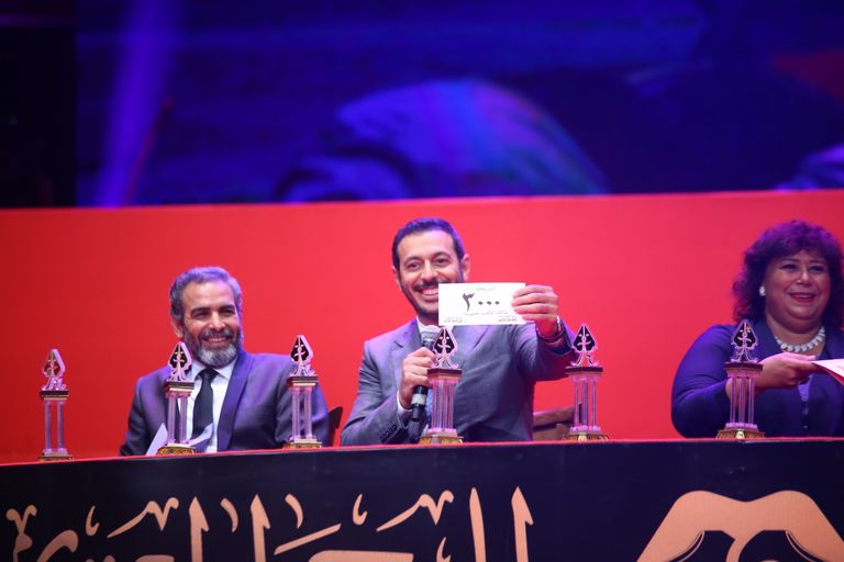 الفنانة صفاء أبوالسعود تبادل الجمهور التحيّة