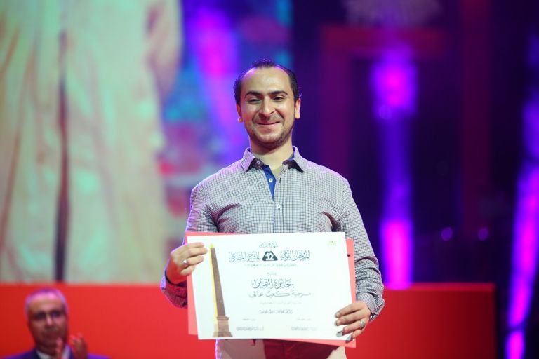 الفنانة صفاء أبوالسعود تبادل الجمهور التحيّة