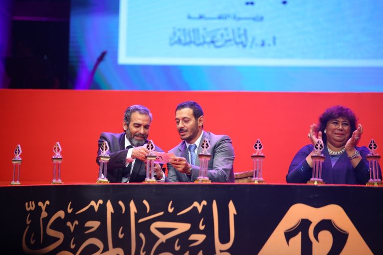 الفنانة صفاء أبوالسعود تبادل الجمهور التحيّة