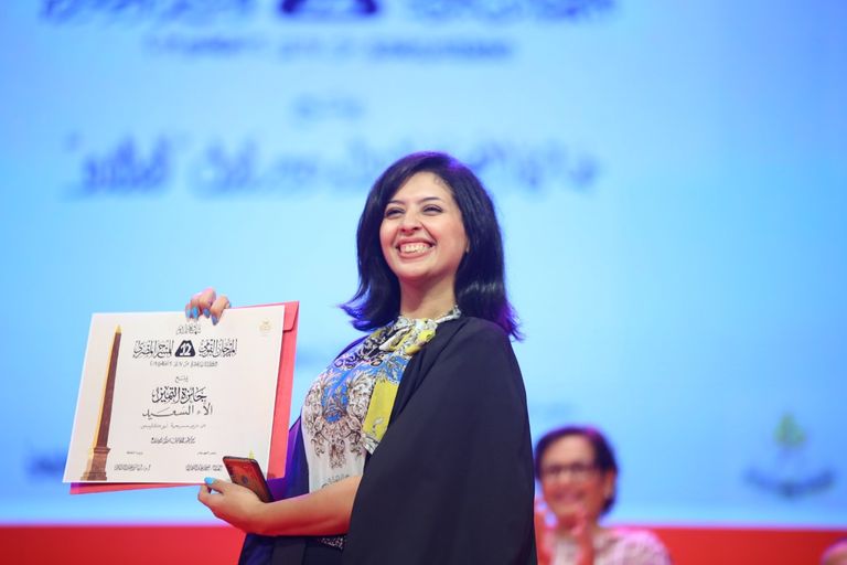 الفنانة صفاء أبوالسعود تبادل الجمهور التحيّة