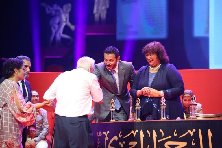 الفنانة صفاء أبوالسعود تبادل الجمهور التحيّة