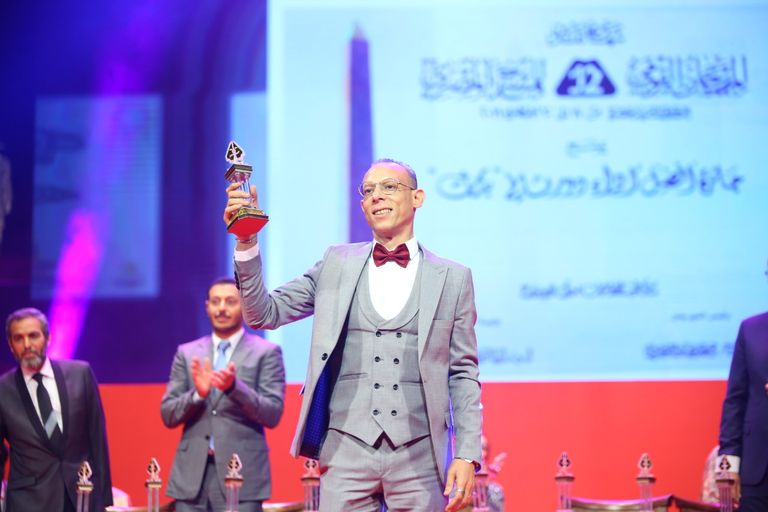 الفنانة صفاء أبوالسعود تبادل الجمهور التحيّة