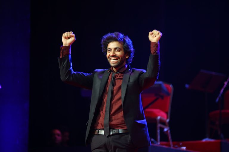 الفنانة صفاء أبوالسعود تبادل الجمهور التحيّة