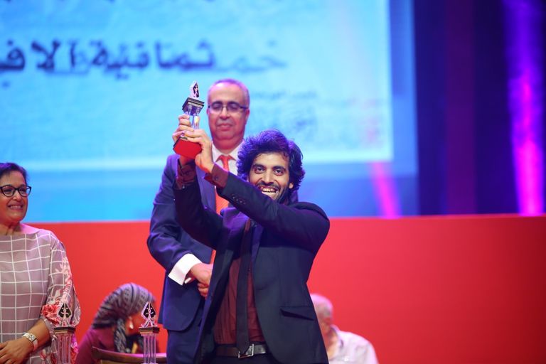 الفنانة صفاء أبوالسعود تبادل الجمهور التحيّة