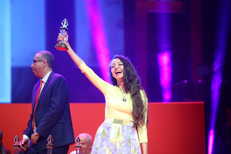 الفنانة صفاء أبوالسعود تبادل الجمهور التحيّة