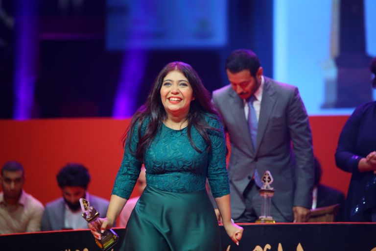 الفنانة صفاء أبوالسعود تبادل الجمهور التحيّة