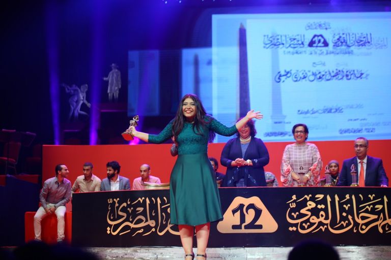 الفنانة صفاء أبوالسعود تبادل الجمهور التحيّة