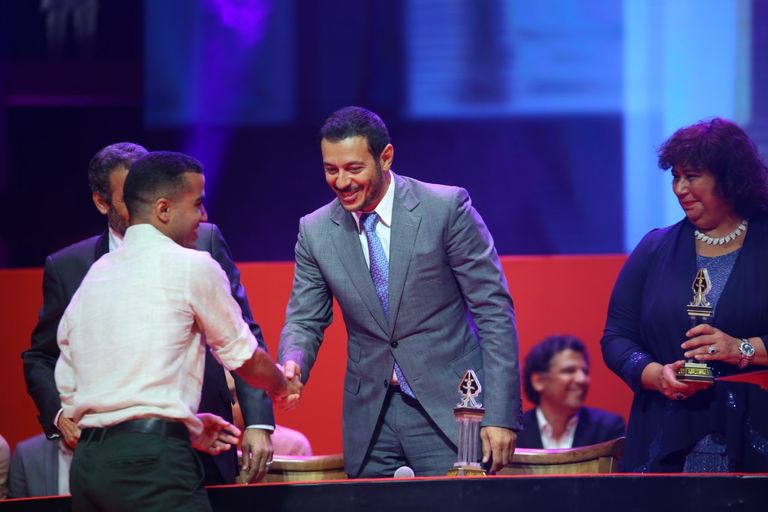 الفنانة صفاء أبوالسعود تبادل الجمهور التحيّة