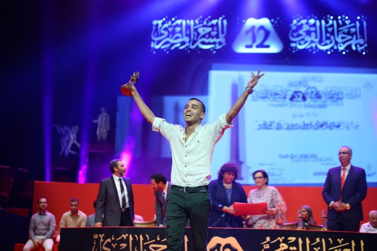 الفنانة صفاء أبوالسعود تبادل الجمهور التحيّة