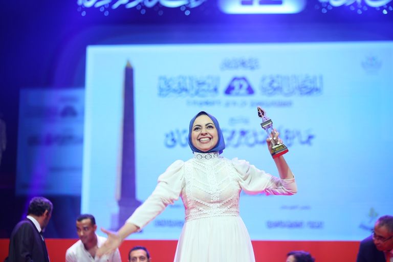 الفنانة صفاء أبوالسعود تبادل الجمهور التحيّة