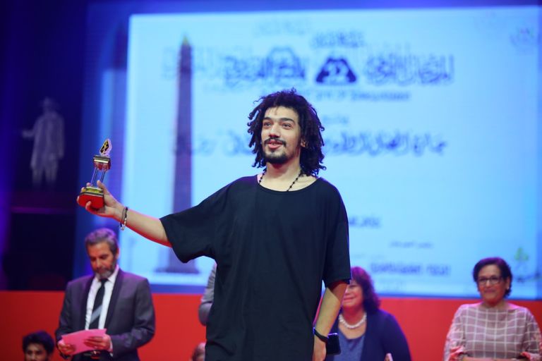 الفنانة صفاء أبوالسعود تبادل الجمهور التحيّة