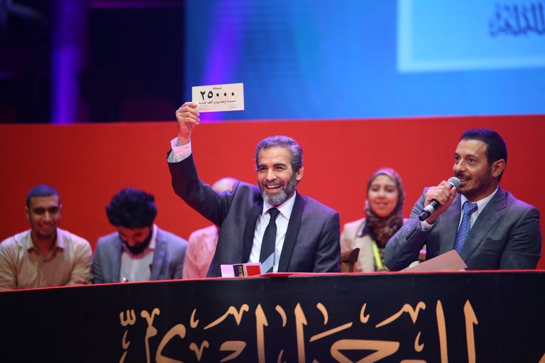 الفنانة صفاء أبوالسعود تبادل الجمهور التحيّة