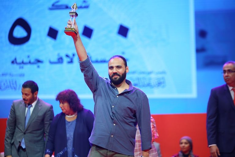 الفنانة صفاء أبوالسعود تبادل الجمهور التحيّة