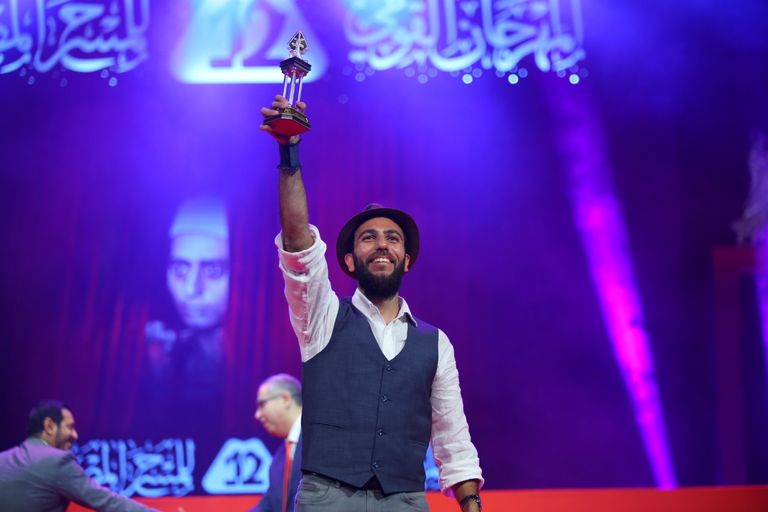 الفنانة صفاء أبوالسعود تبادل الجمهور التحيّة