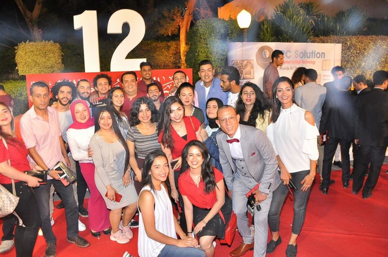 الفنانة صفاء أبوالسعود تبادل الجمهور التحيّة