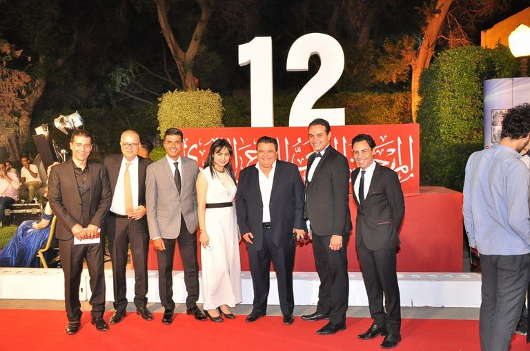 الفنانة صفاء أبوالسعود تبادل الجمهور التحيّة