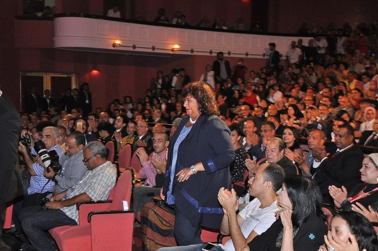 الفنانة صفاء أبوالسعود تبادل الجمهور التحيّة