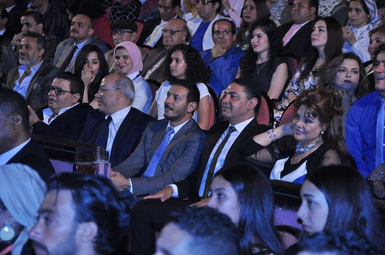 الفنانة صفاء أبوالسعود تبادل الجمهور التحيّة