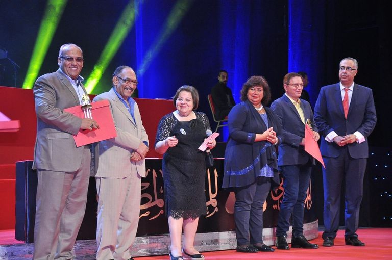 الفنانة صفاء أبوالسعود تبادل الجمهور التحيّة