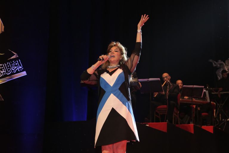 الفنانة صفاء أبوالسعود تبادل الجمهور التحيّة