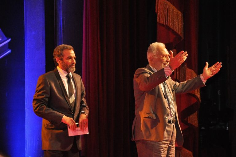 الفنانة صفاء أبوالسعود تبادل الجمهور التحيّة