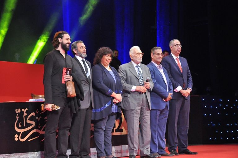 الفنانة صفاء أبوالسعود تبادل الجمهور التحيّة