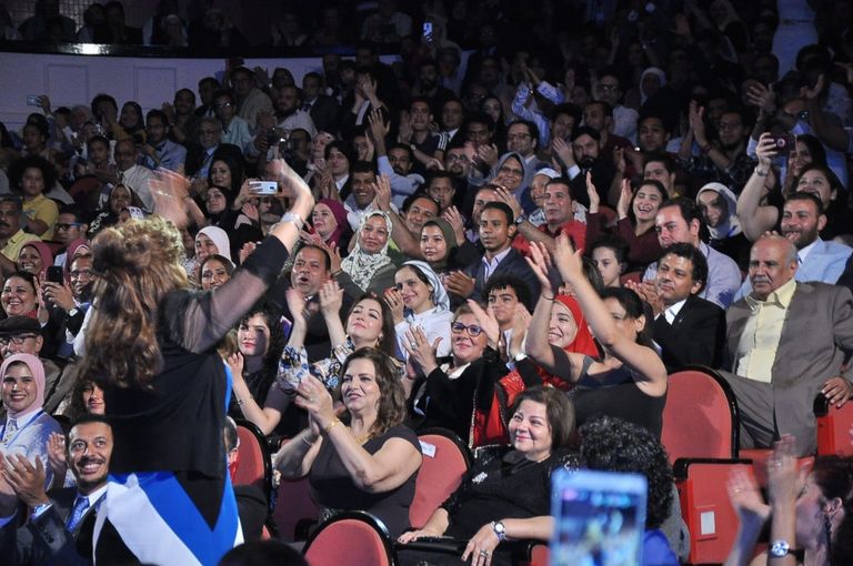 الفنانة صفاء أبوالسعود تبادل الجمهور التحيّة