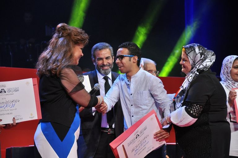 الفنانة صفاء أبوالسعود تبادل الجمهور التحيّة