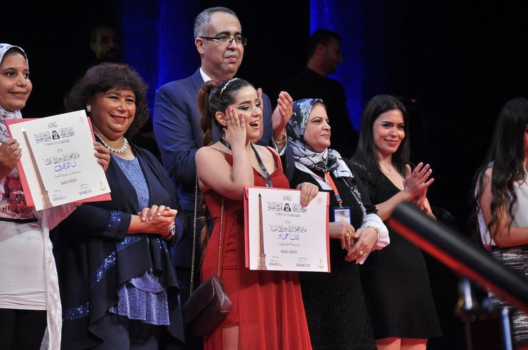 الفنانة صفاء أبوالسعود تبادل الجمهور التحيّة