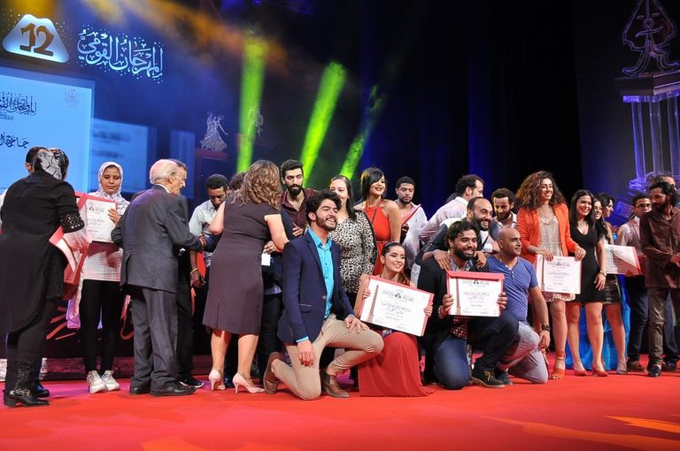 الفنانة صفاء أبوالسعود تبادل الجمهور التحيّة