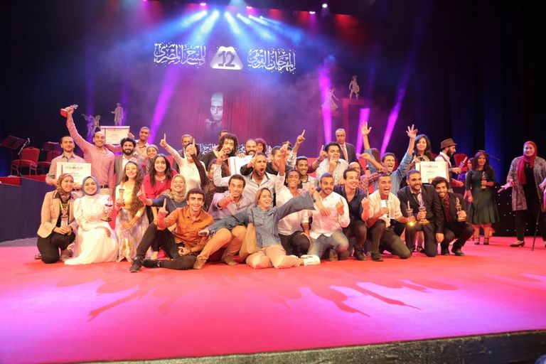 الفنانة صفاء أبوالسعود تبادل الجمهور التحيّة