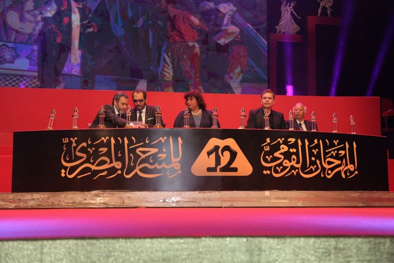 الفنانة صفاء أبوالسعود تبادل الجمهور التحيّة