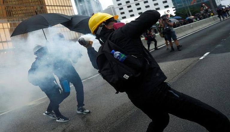 عنف المتظاهرين في هونج كونج ضد الشرطة