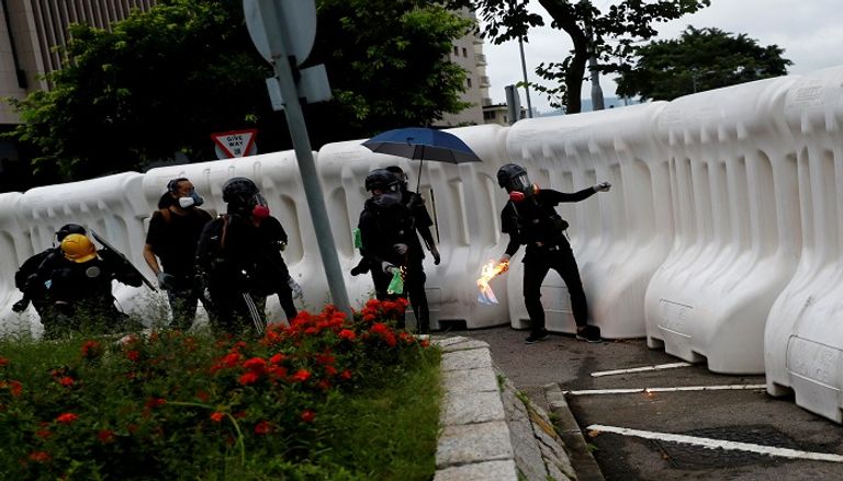 عنف المتظاهرين في هونج كونج ضد الشرطة