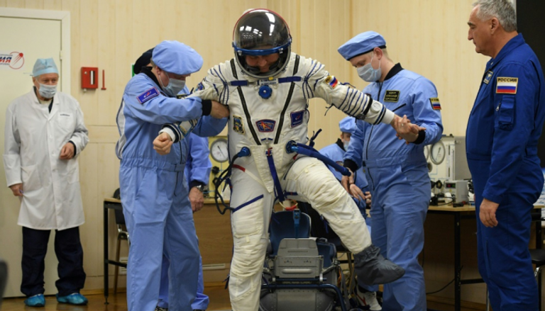 رائد الفضاء الروسي أليكسي أوفشينين يجرب البدلة  