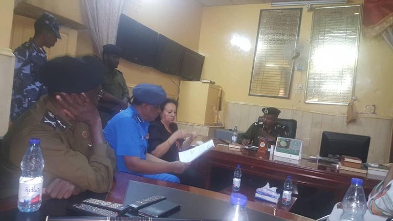 رجاء نيكولا عبد المسيح عضو مجلس السيادة خلال زيارتها لسجن كوبر عائشة موسى عضو مجلس السيادة خلال زيارتها لسجن كوبر