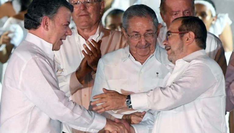الرئيس الكولومبي وزعيم حركة فارك بعد توقيع السلام- أرشيفية