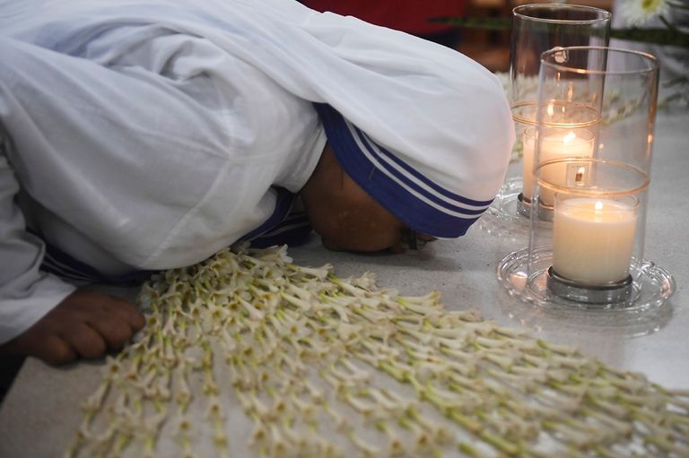 مليشيا الحوثي تتخلص من مواد غذائية رغم معاناة اليمنيين من الجوع