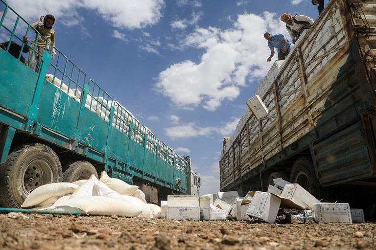 مليشيا الحوثي تتخلص من مواد غذائية رغم معاناة اليمنيين من الجوع