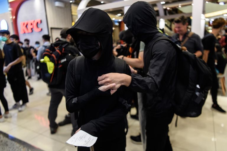 الثنائي آبي ونيك يواجهان الشرطة متشابكي الأيدي