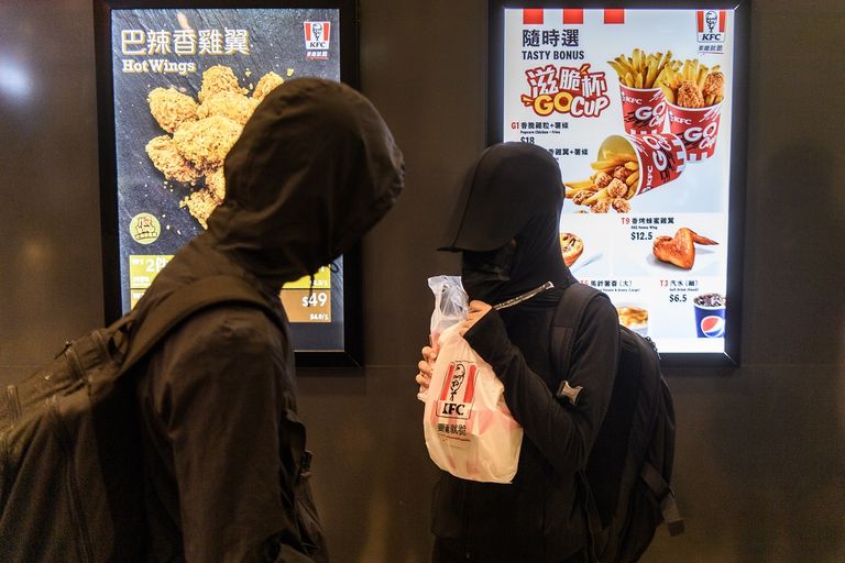 الثنائي آبي ونيك يواجهان الشرطة متشابكي الأيدي