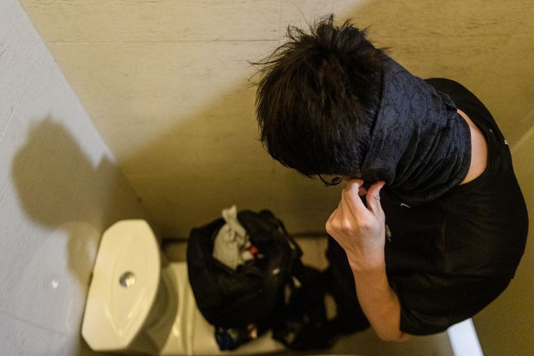 الثنائي آبي ونيك يواجهان الشرطة متشابكي الأيدي