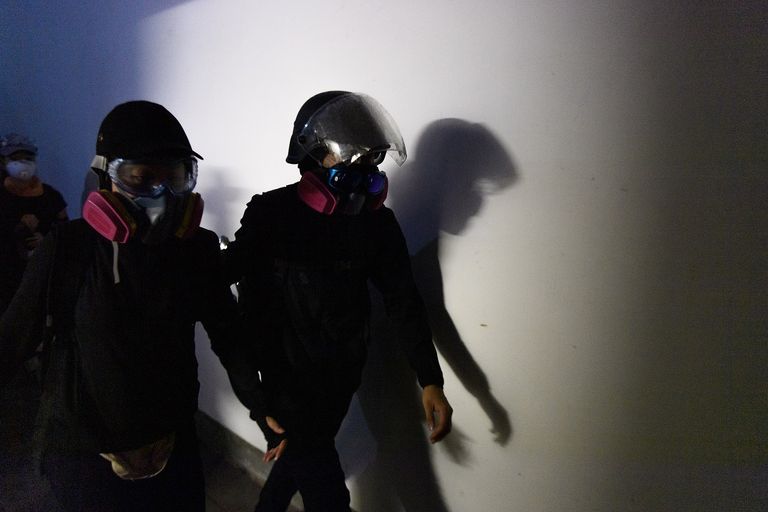 الثنائي آبي ونيك يواجهان الشرطة متشابكي الأيدي