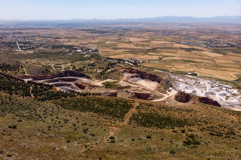 إعادة تدوير أنقاض المباني ضرورة لحماية الجبال