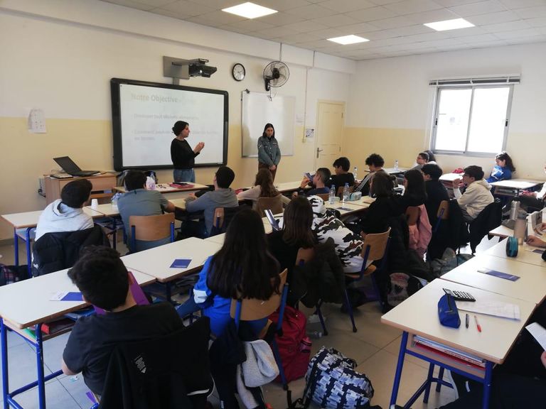  البنك يعتمد على متطوعين شباب في الجامعات والمدارس