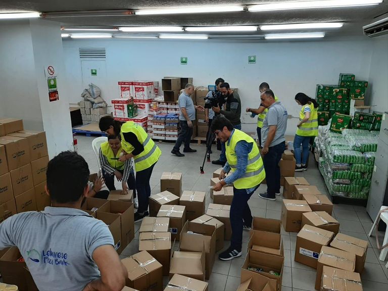  البنك يعتمد على متطوعين شباب في الجامعات والمدارس